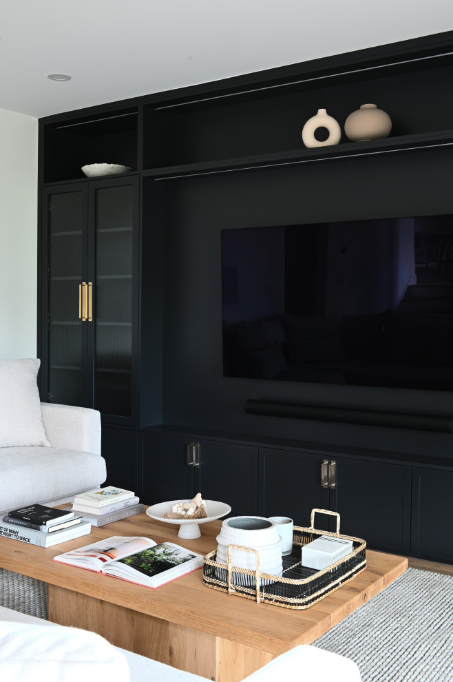 Foto di un soggiorno chic di medie dimensioni e chiuso con angolo bar, pareti bianche, pavimento in legno massello medio e parete attrezzata