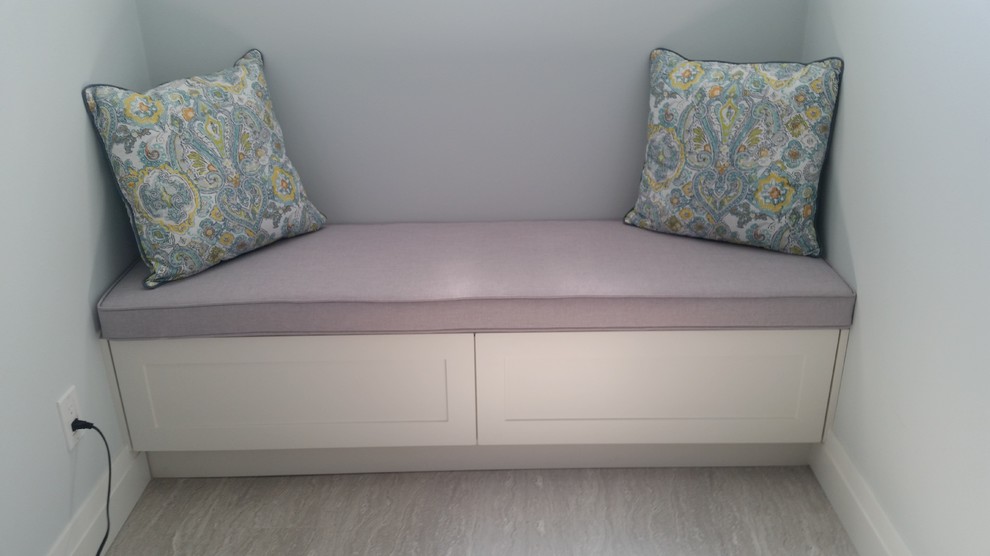 Example of a mid-sized transitional l-shaped vinyl floor and gray floor eat-in kitchen design in Toronto with a farmhouse sink, shaker cabinets, white cabinets, quartz countertops, gray backsplash, marble backsplash, stainless steel appliances and an island