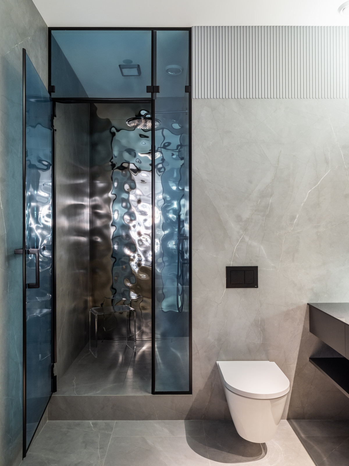 Фото реализованного проекта в современном стиле с яркими акцентами