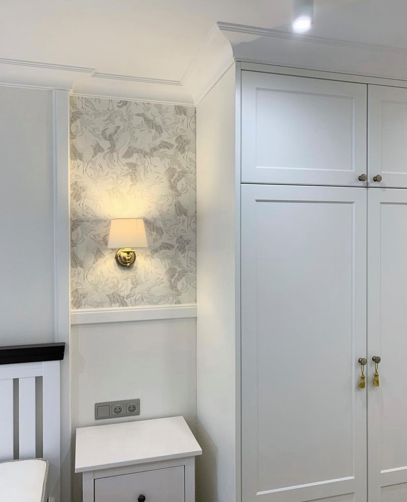 Foto de dormitorio principal clásico renovado de tamaño medio con paredes blancas, suelo laminado y papel pintado