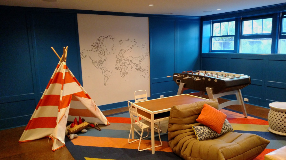 Cette photo montre une chambre d'enfant de 4 à 10 ans tendance de taille moyenne avec un mur bleu, un sol en carrelage de porcelaine, un sol marron et boiseries.