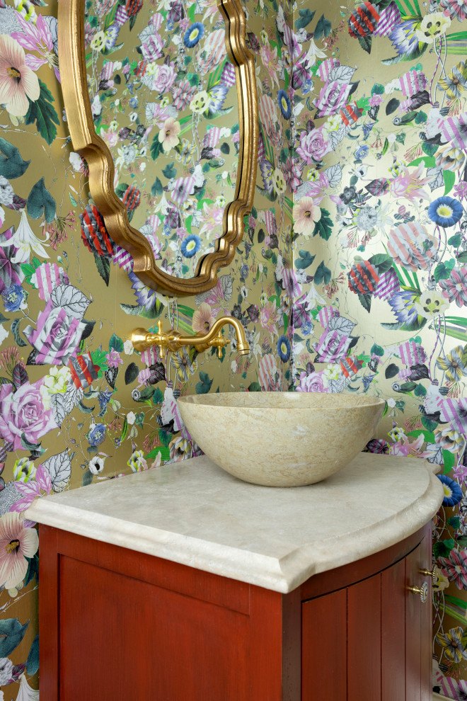 Foto på ett mellanstort vintage toalett, med möbel-liknande, bruna skåp och marmorbänkskiva