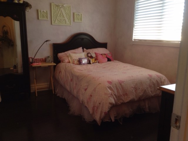 Transitional home design photo in Toronto