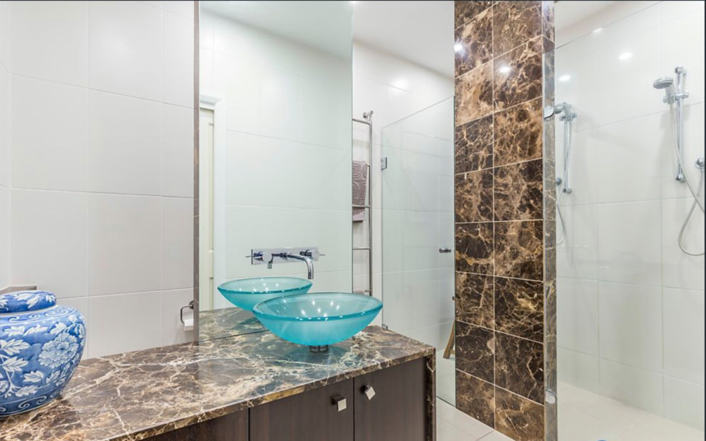 This is an example of a contemporary bathroom in Canberra - Queanbeyan.