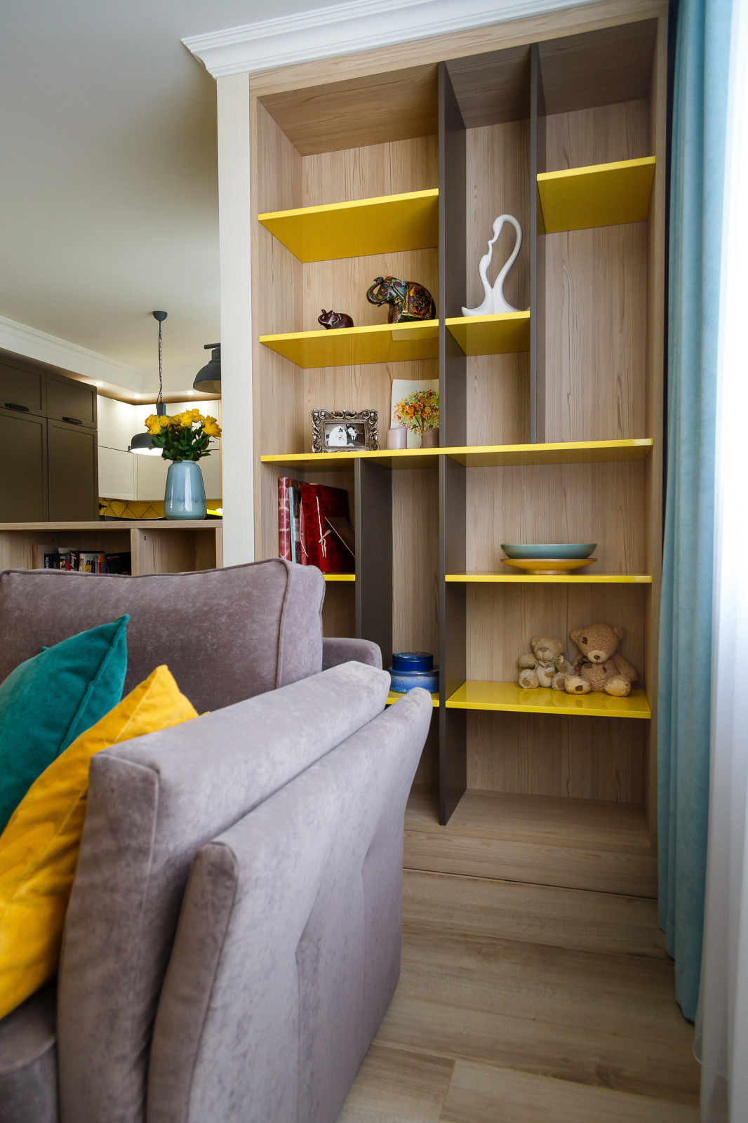 Разноцветная двухкомнатная квартира для девушки, которая любит вязать.