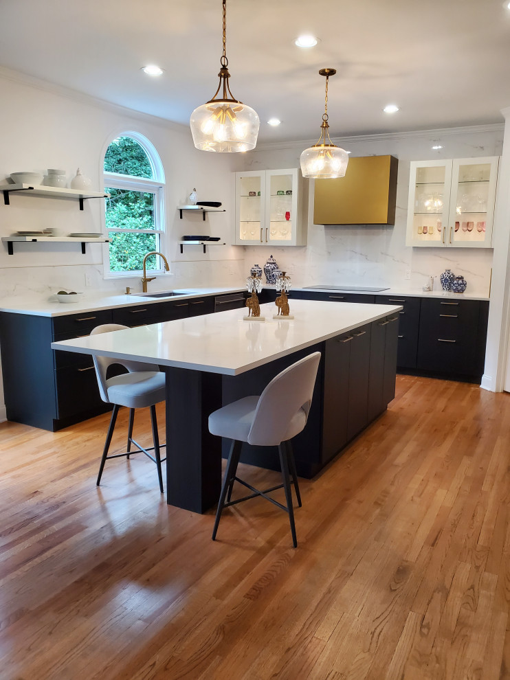Foto på ett mellanstort lantligt vit kök, med en enkel diskho, luckor med glaspanel, svarta skåp, bänkskiva i kvarts, vitt stänkskydd, stänkskydd i stenkakel, rostfria vitvaror, ljust trägolv, en köksö och flerfärgat golv