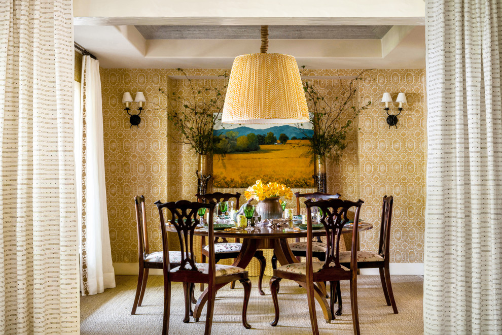 На фото: отдельная столовая с желтыми стенами, ковровым покрытием, бежевым полом, многоуровневым потолком и обоями на стенах
