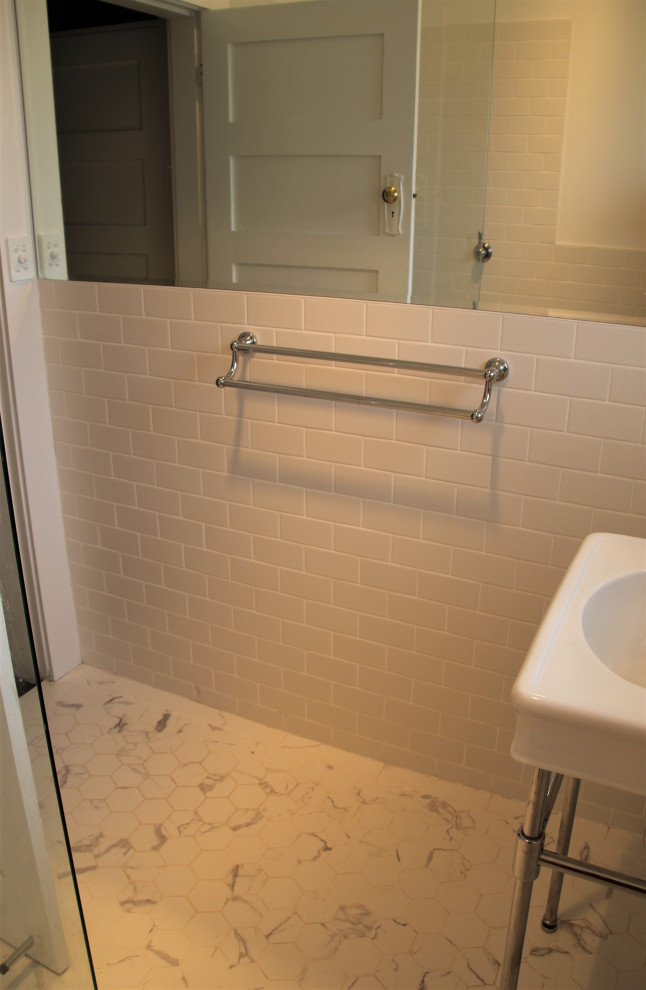 Imagen de cuarto de baño principal y único contemporáneo de tamaño medio con puertas de armario blancas, baldosas y/o azulejos blancos y baldosas y/o azulejos de cemento