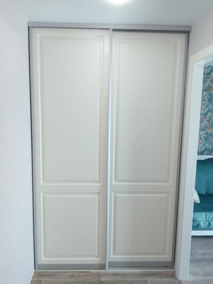 Modelo de hall tradicional de tamaño medio con puerta corredera y puerta blanca