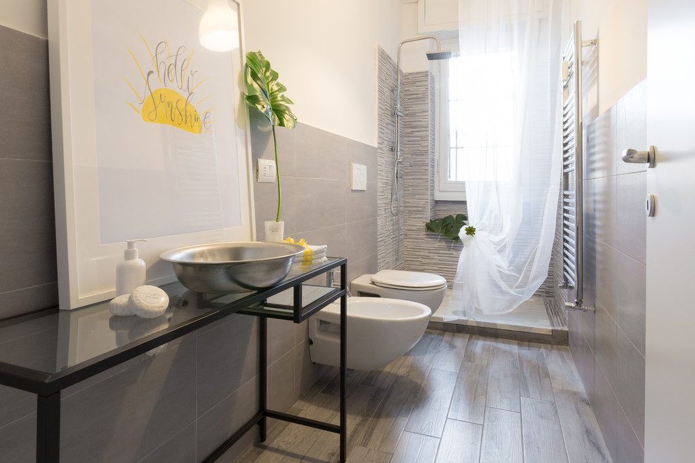 Mid-sized scandinavian 3/4 bathroom in Milan with open cabinets, black cabinets, an open shower, a bidet, white walls, ceramic floors, a vessel sink, glass benchtops and beige floor.