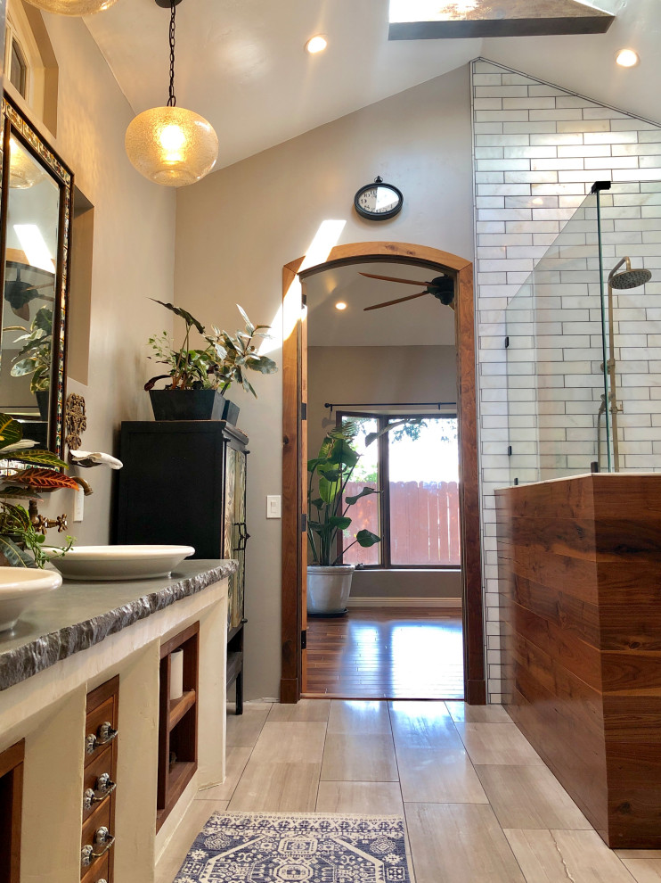 Пример оригинального дизайна: главная ванная комната в классическом стиле с столешницей из бетона, серой столешницей, тумбой под две раковины и встроенной тумбой