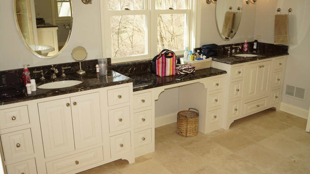 Transitional home design photo in Chicago