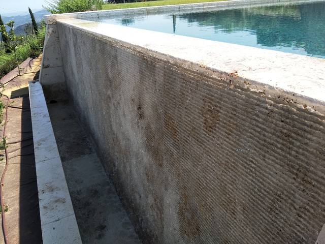Villa Umbra - Piscina e pavimenti in travertino bocciardato contemporary-swimming-pool