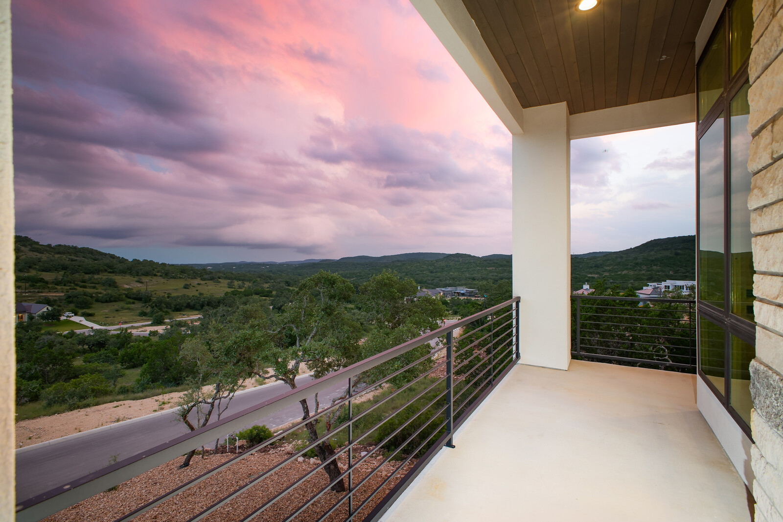 Modern: 4,950 ft², 4 BR/4 BA/2 ST home