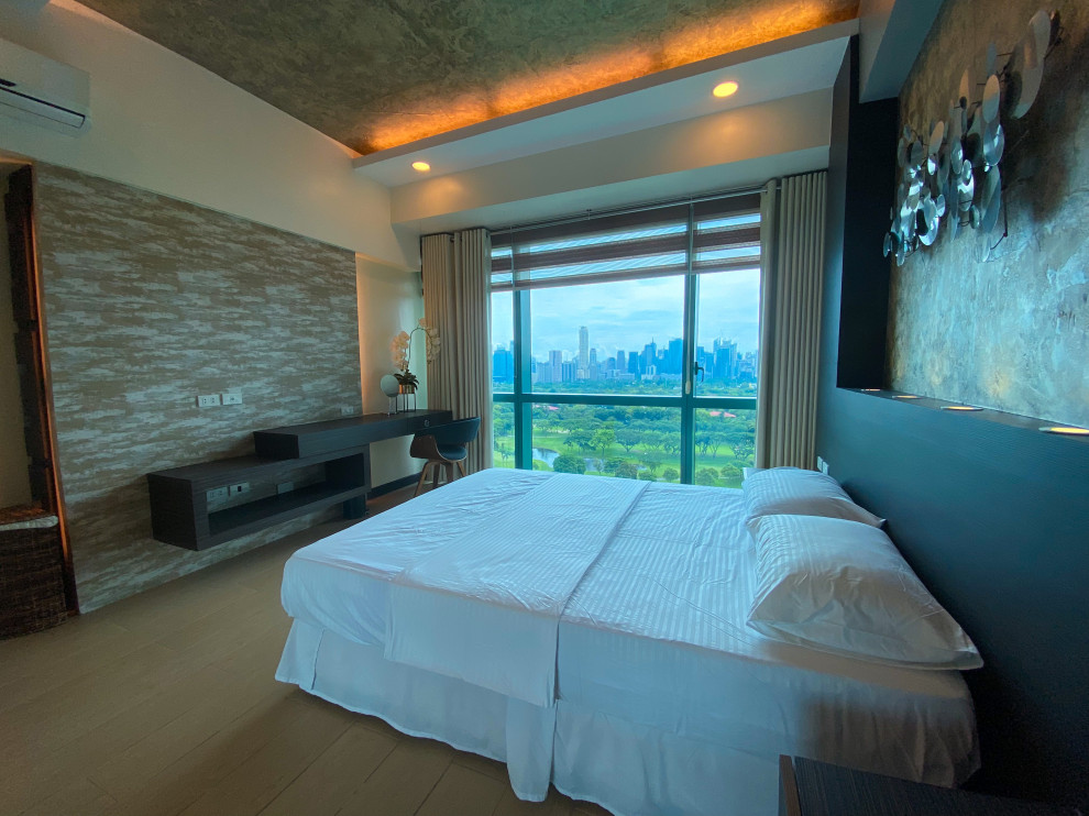 Свежая идея для дизайна: хозяйская спальня среднего размера в современном стиле с серыми стенами, полом из керамической плитки, желтым полом, любым потолком и любой отделкой стен без камина - отличное фото интерьера