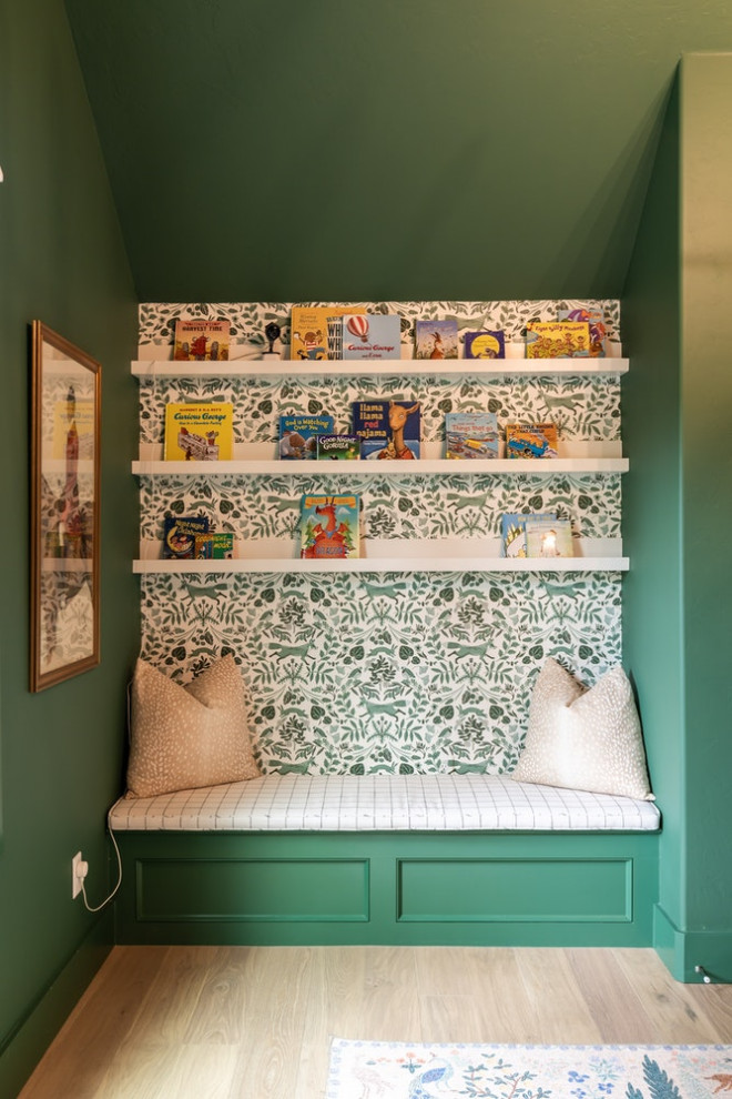 Idéer för stora vintage barnrum kombinerat med sovrum, med gröna väggar och ljust trägolv