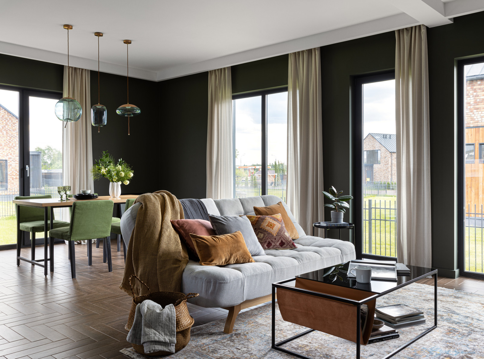 Дом в Подмосковье 137 м2 с темными стенами