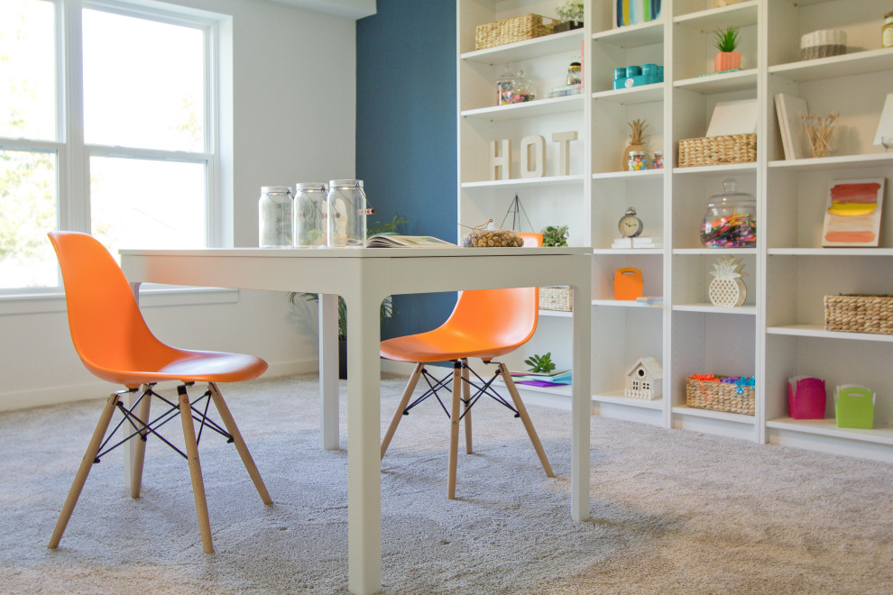 Пример оригинального дизайна: рабочее место в стиле неоклассика (современная классика) с синими стенами, отдельно стоящим рабочим столом и серым полом