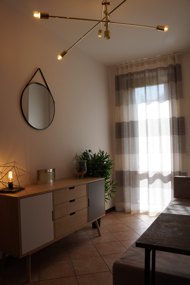Пример оригинального дизайна: маленькая гостевая спальня (комната для гостей) в современном стиле с серыми стенами, кирпичным полом и красным полом для на участке и в саду