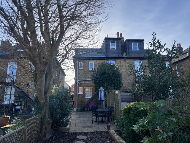 Attic Conversion in Surbiton hus-og-facade