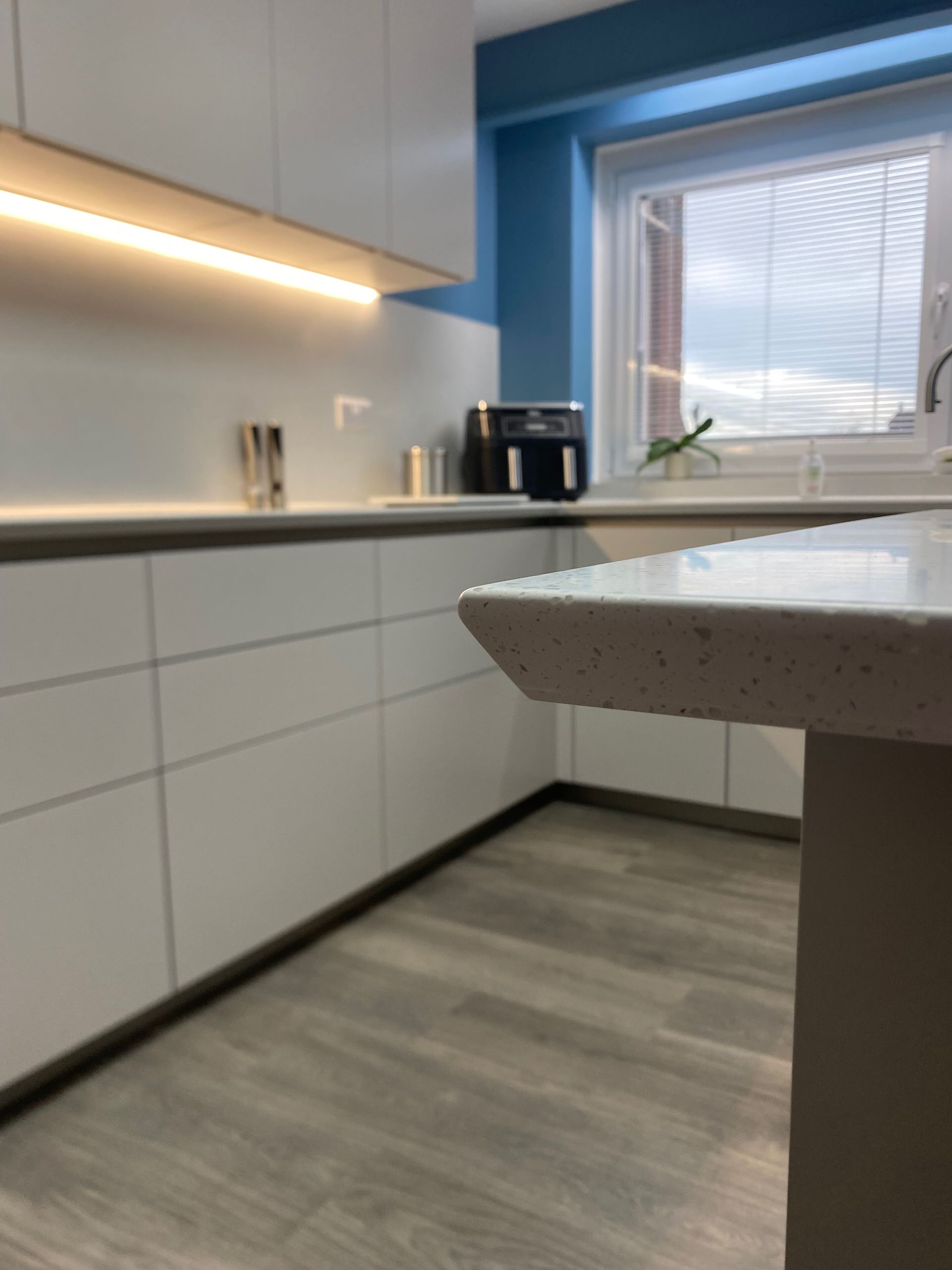 Handleless Apartment Kitchen in Silk Gloss Loam Finish
