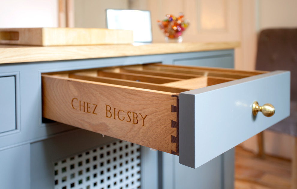 Inspiration for a classic kitchen in London.