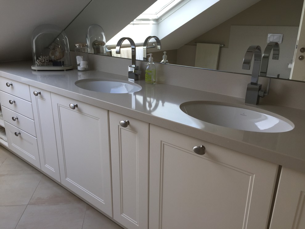 Badezimmer En Suite With Kassettenfronten, weißen Schränken, Eckdusche, Wandtoilette mit Spülkasten, beigen Fliesen, Keramikfliesen, beiger Wandfarbe, Keramikboden, Unterbauwaschbecken, Quarzwerkstein-Waschtisch, beigem Boden, Schiebetür-Duschabtrennung and beiger Waschtischplatte in Cologne