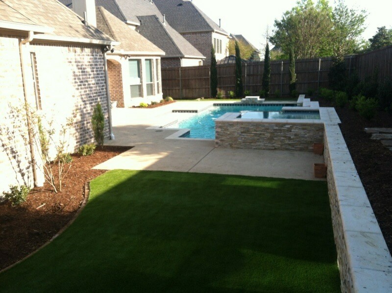 Photo of a mid-sized backyard partial sun garden in Dallas with decking.