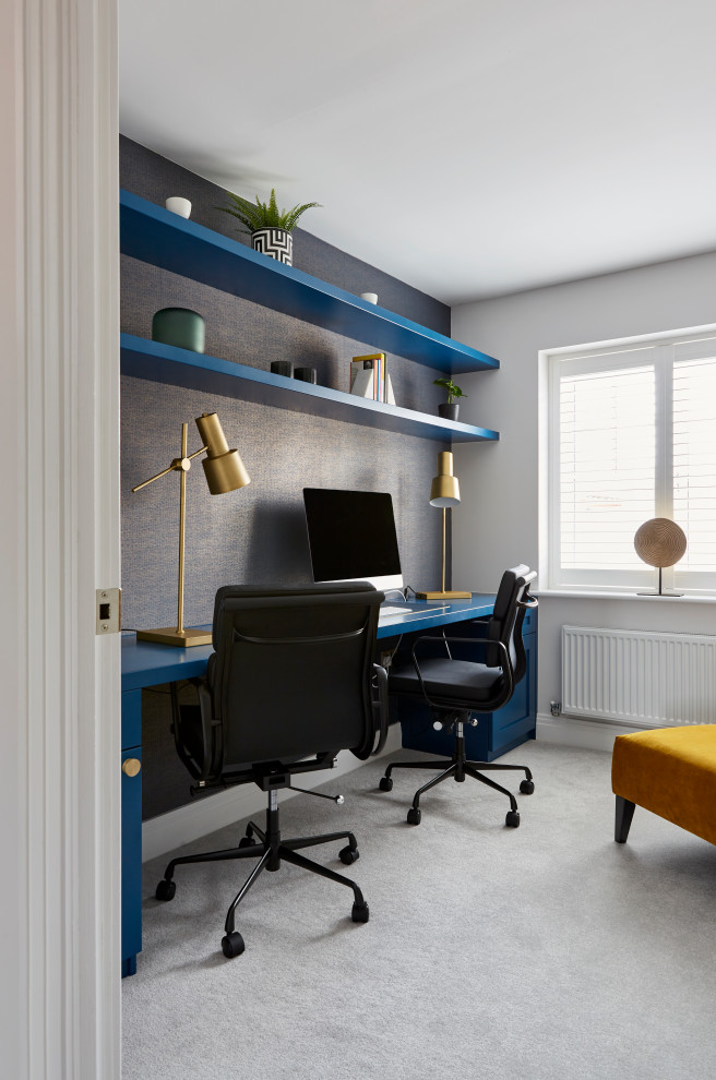 Inspiration för mellanstora moderna arbetsrum, med blå väggar, heltäckningsmatta, ett inbyggt skrivbord och grått golv