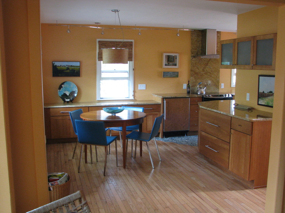 Photo of a small contemporary eat-in kitchen in Providence.