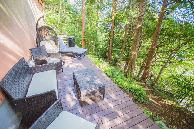 オレンジが基調の天高リゾートハウス bord-de-mer-terrasse-en-bois