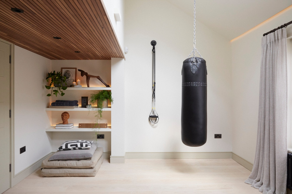 Großer Moderner Yogaraum mit beiger Wandfarbe, hellem Holzboden, beigem Boden und eingelassener Decke in London