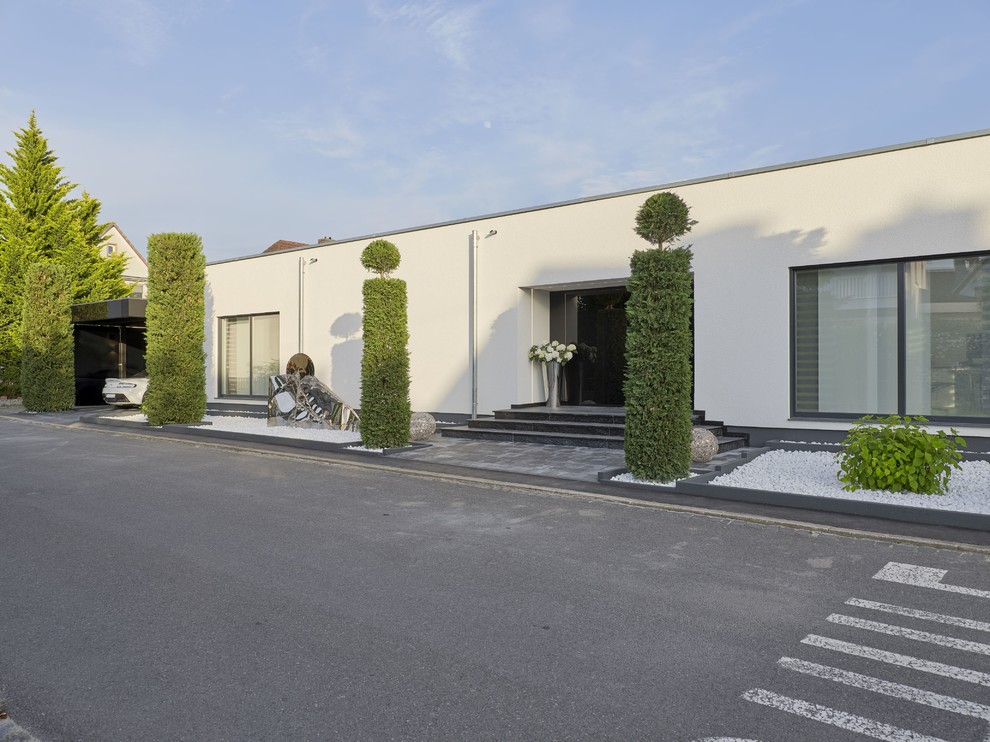 Einstöckiges Modernes Einfamilienhaus mit weißer Fassadenfarbe und Flachdach in Stuttgart