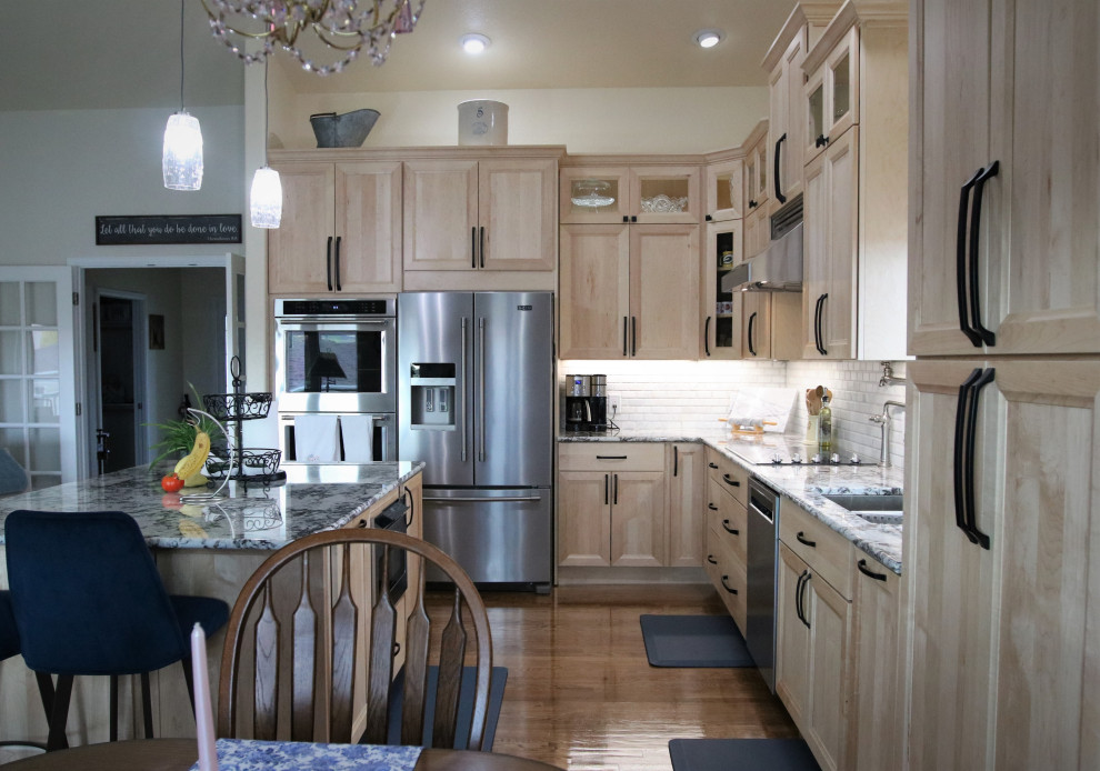 Esempio di una grande cucina minimalista con lavello a doppia vasca, top in granito, paraspruzzi multicolore, paraspruzzi in marmo, elettrodomestici in acciaio inossidabile e top multicolore