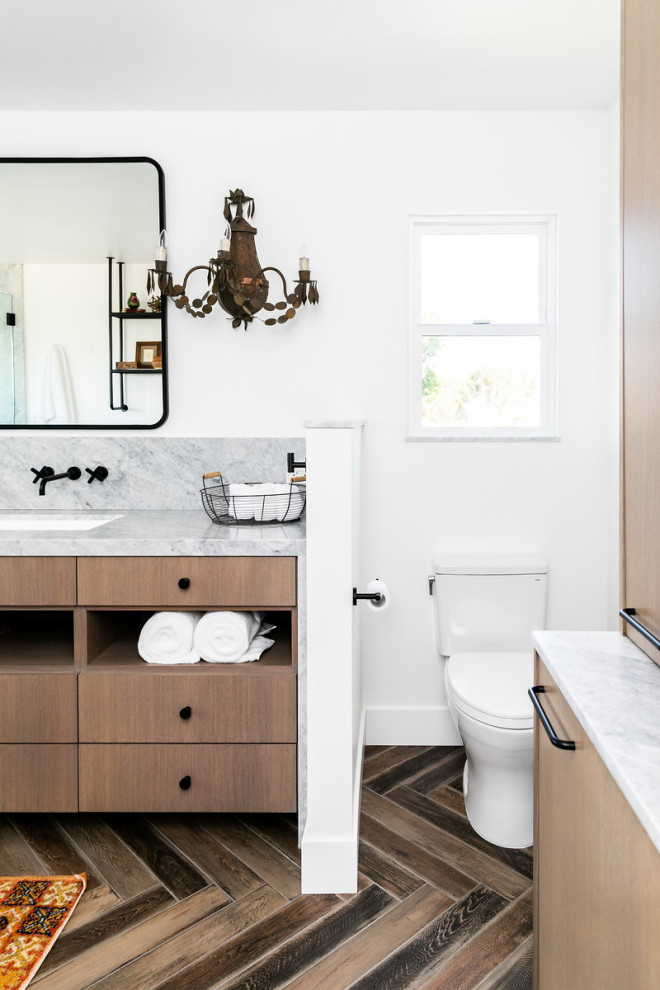 Exempel på ett stort modernt en-suite badrum, med släta luckor, ett fristående badkar, en hörndusch, vita väggar, dusch med gångjärnsdörr, en toalettstol med separat cisternkåpa och ett avlångt handfat