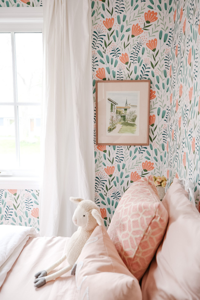 Ejemplo de habitación de invitados clásica renovada de tamaño medio con paredes rosas, suelo de madera en tonos medios, suelo beige y papel pintado