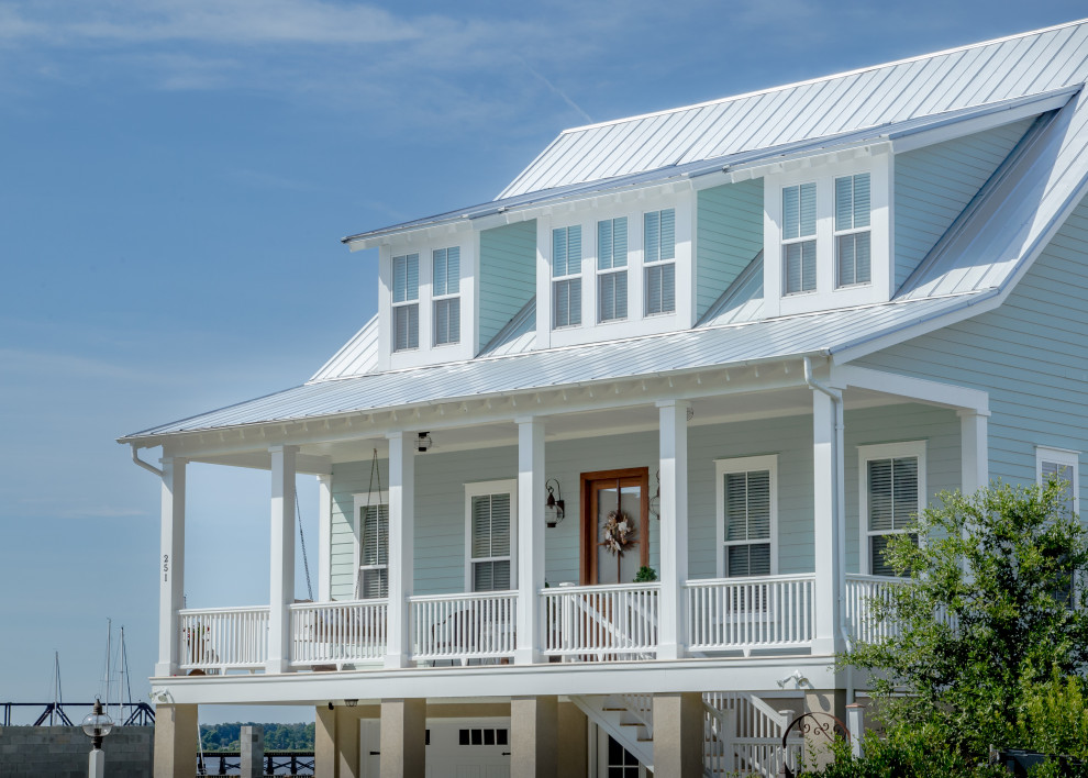 他の地域にあるビーチスタイルのおしゃれな家の外観 (コンクリート繊維板サイディング、緑の外壁、下見板張り) の写真