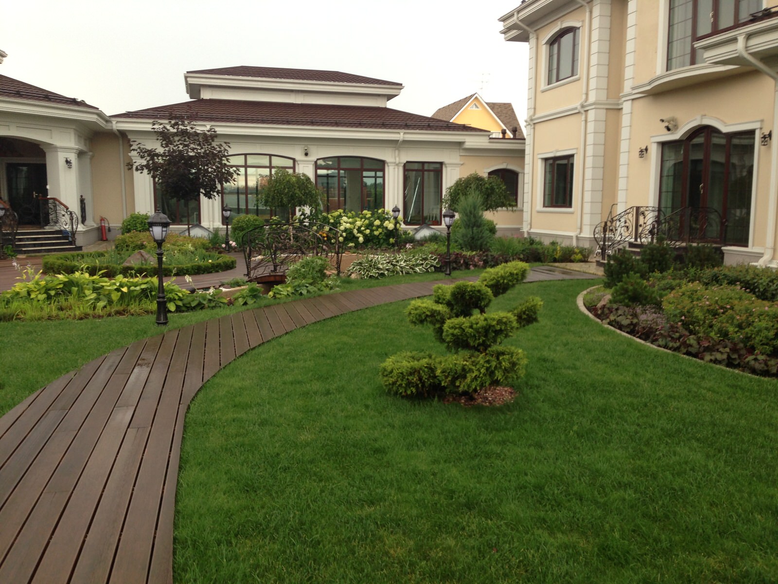 Внутренний дворик в коттеджном поселке "Изумрудный город"