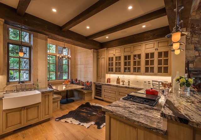 East Coast Inspired Cabin rustico-cucina