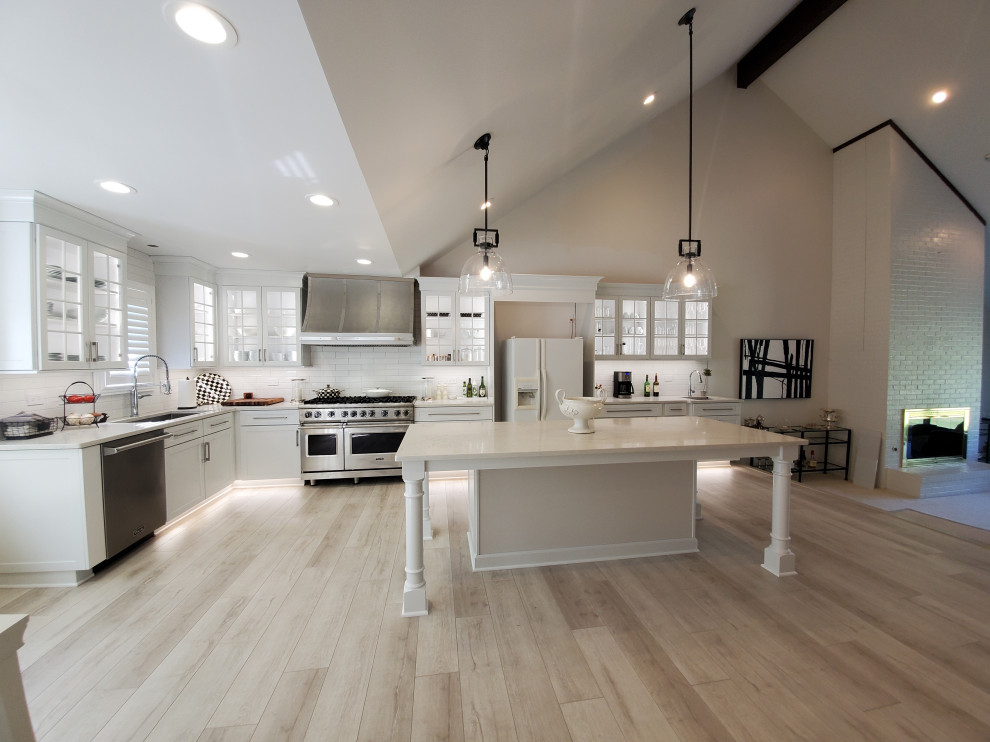 Transitional kitchen photo in Chicago