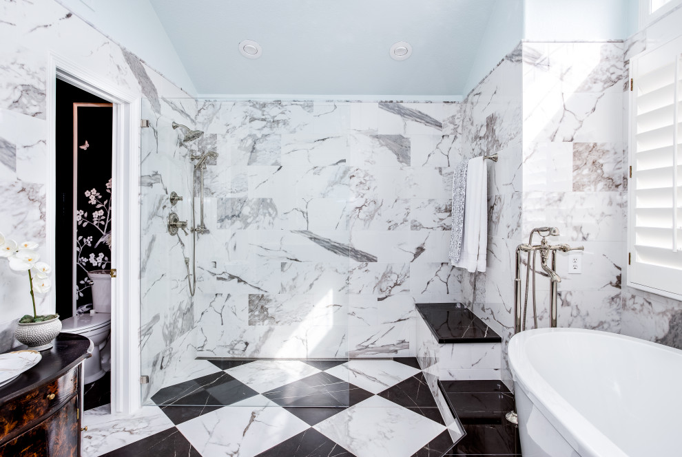 Inspiration för ett stort vintage vit vitt en-suite badrum, med luckor med upphöjd panel, skåp i mörkt trä, ett fristående badkar, svart och vit kakel, marmorkakel, klinkergolv i keramik, ett undermonterad handfat, marmorbänkskiva och flerfärgat golv