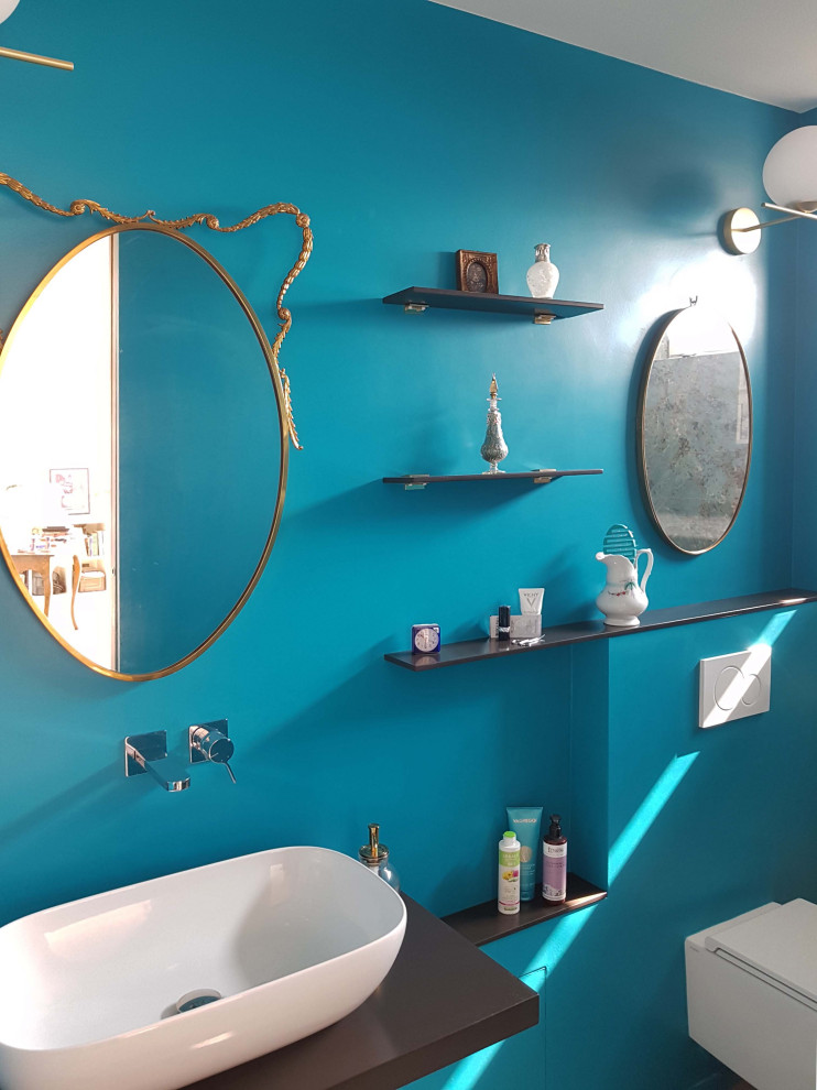 Aménagement d'un petit WC suspendu moderne avec un placard sans porte, une vasque, un plan de toilette en surface solide, un plan de toilette marron, meuble-lavabo suspendu, un mur bleu et un sol en marbre.