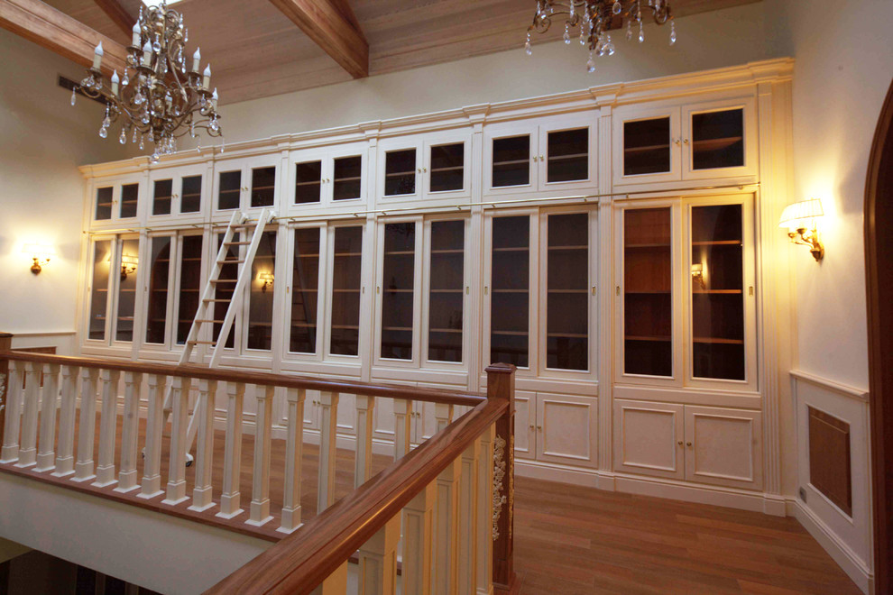 scala in ciliegio con libreria laccata patinata