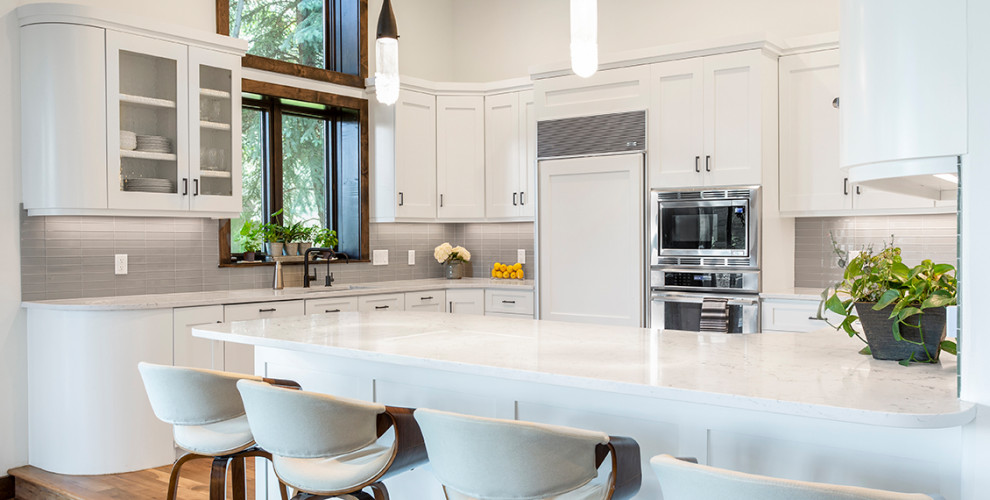 Ispirazione per una cucina abitabile minimal di medie dimensioni con ante bianche, top in marmo, paraspruzzi grigio, paraspruzzi con piastrelle di vetro, elettrodomestici in acciaio inossidabile e top bianco