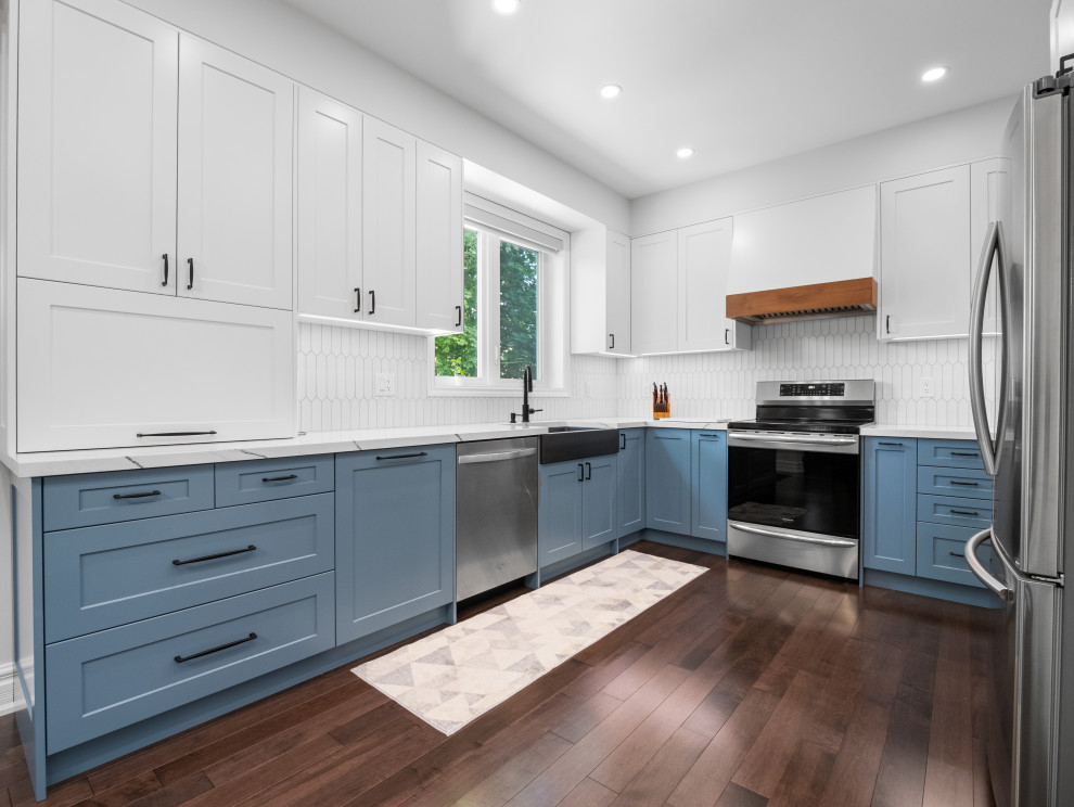 Kitchen - transitional kitchen idea in Toronto