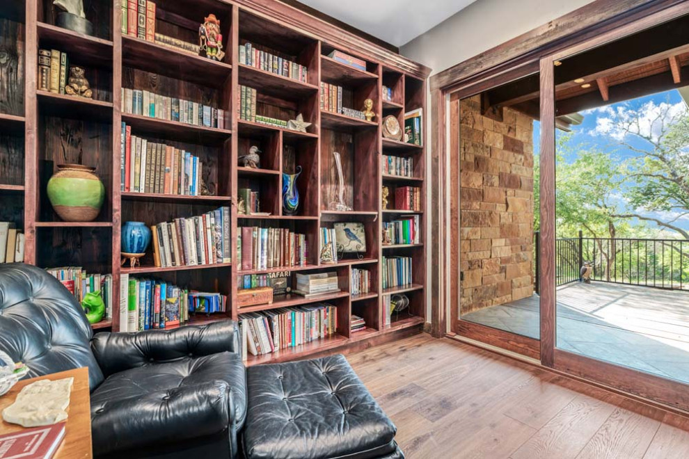 Example of a mountain style home design design in Austin