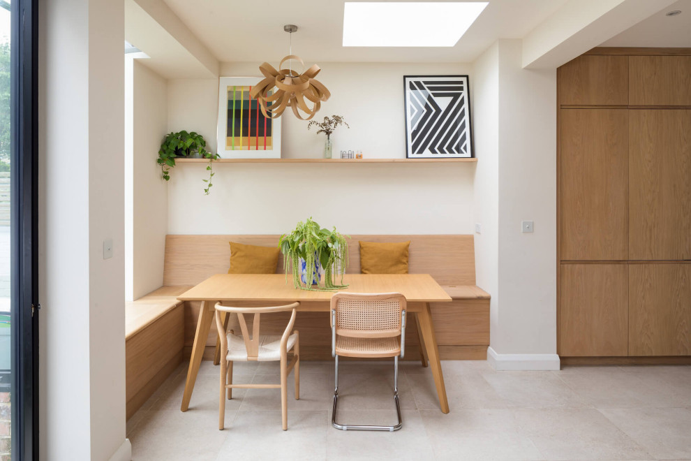 Foto på ett mellanstort minimalistiskt vit kök, med skåp i mellenmörkt trä och en köksö