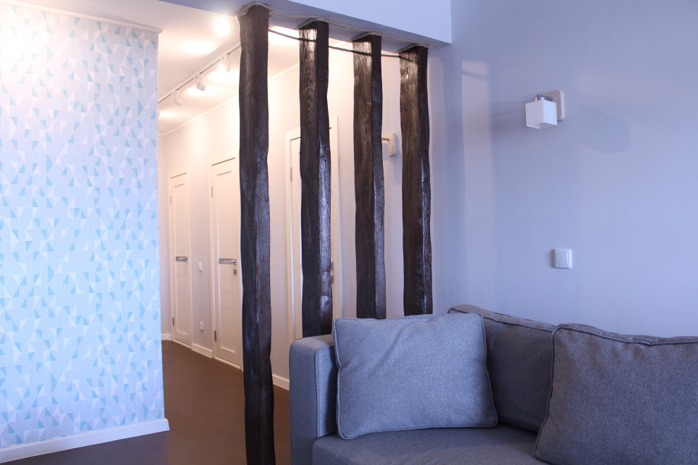 На фото: объединенная, серо-белая гостиная комната среднего размера в современном стиле с белыми стенами, зоной отдыха, коричневым полом и обоями на стенах