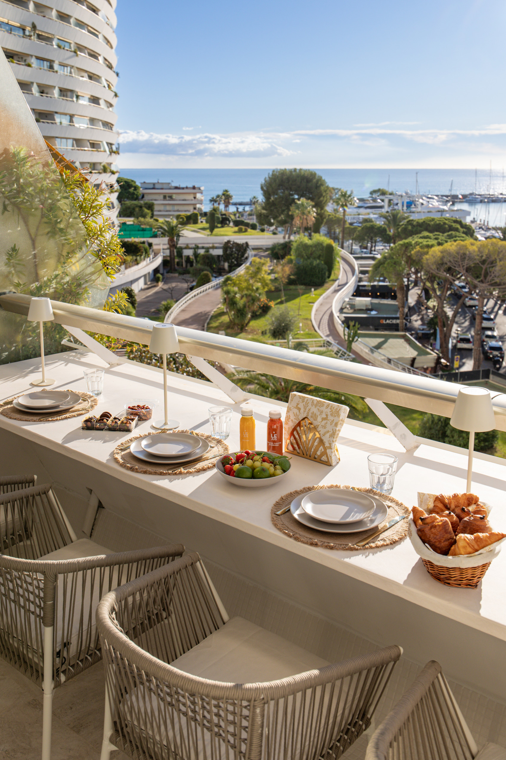 Beach style home design photo in Nice