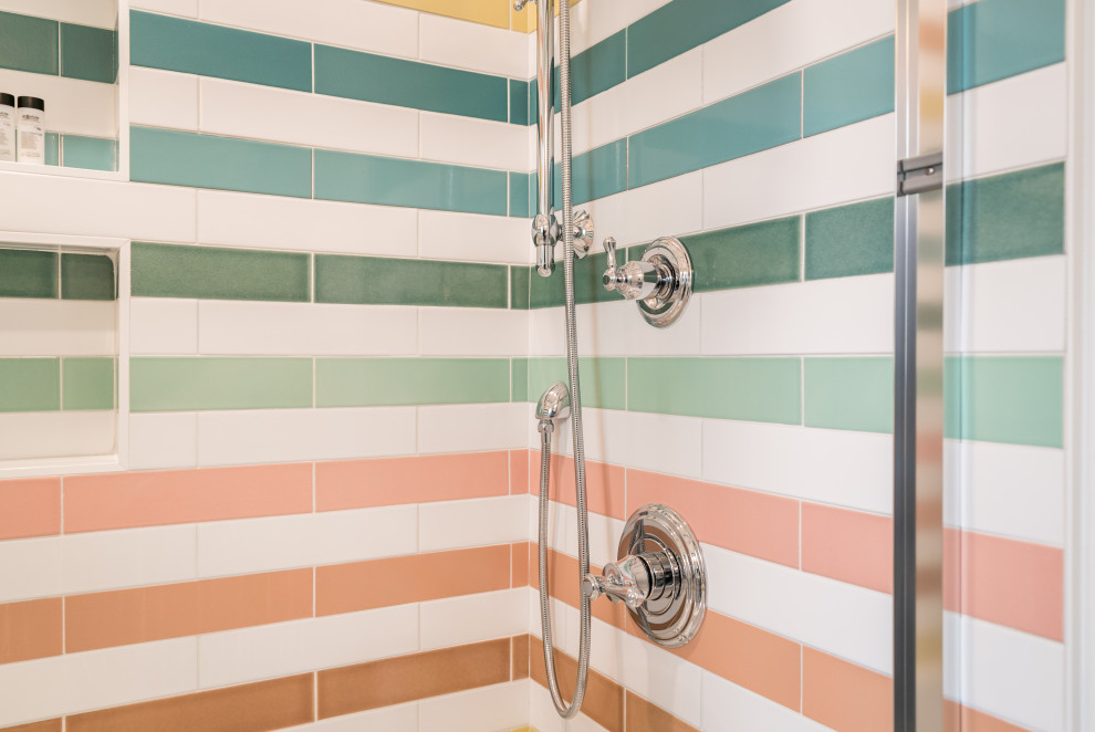 Eklektisk inredning av ett litet badrum, med en dusch/badkar-kombination, flerfärgad kakel, klinkergolv i keramik, ett konsol handfat, vitt golv och dusch med skjutdörr